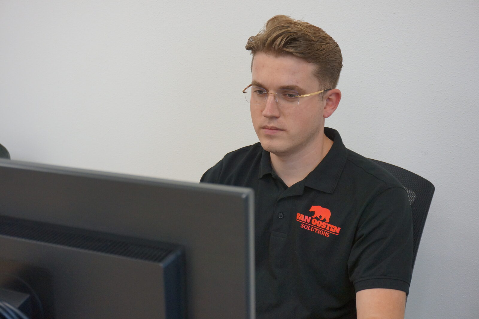 Aaron van Oosten aan het werk achter zijn computer