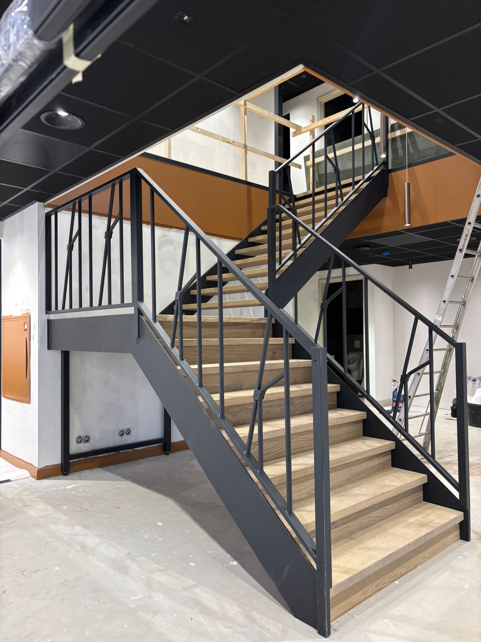 Trap met bordes en balustrade in veevoerhek-stijl