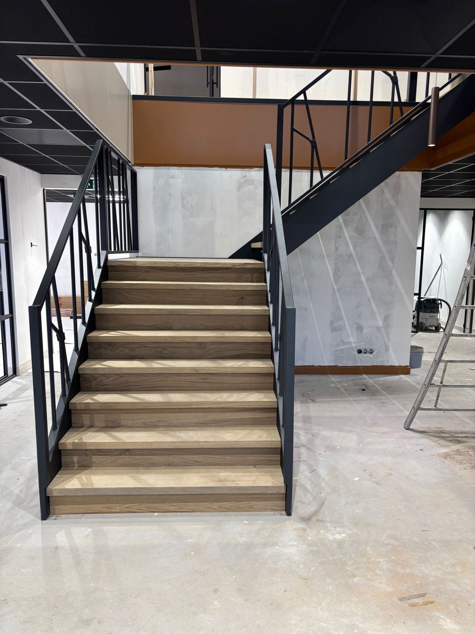 Trap met bordes en balustrade in veevoerhek-stijl