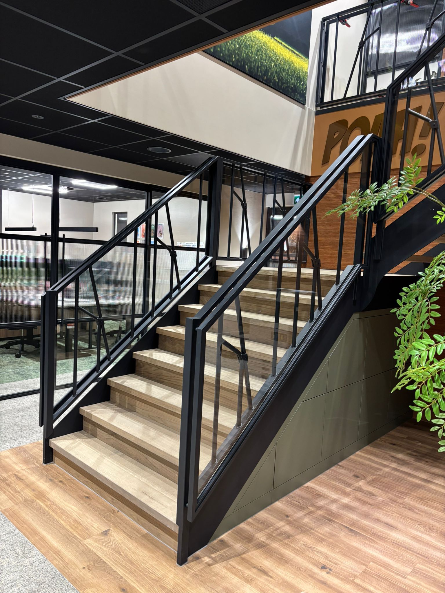 Trap met bordes en balustrade in veevoerhek-stijl