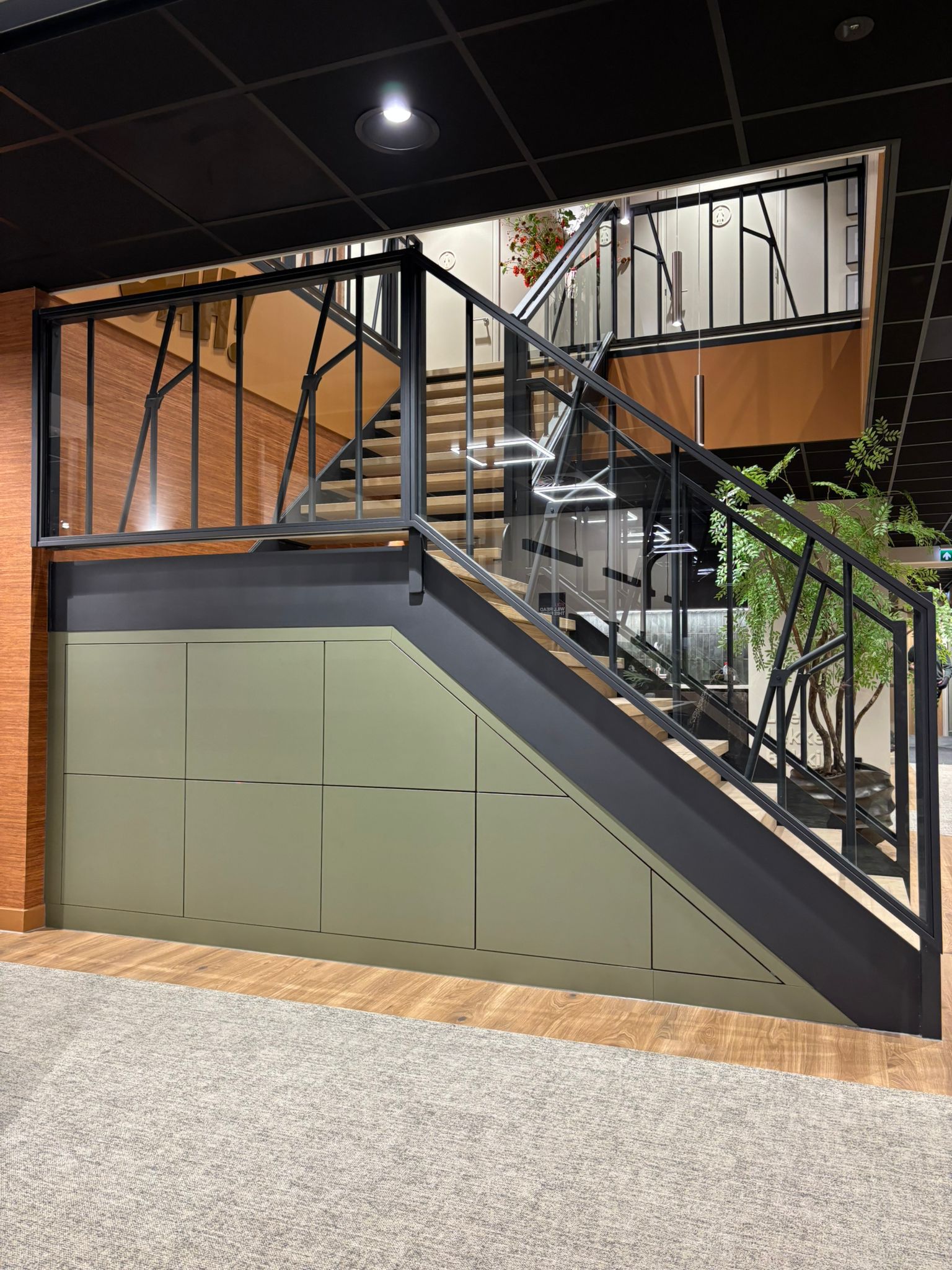 Trap met bordes en balustrade in veevoerhek-stijl