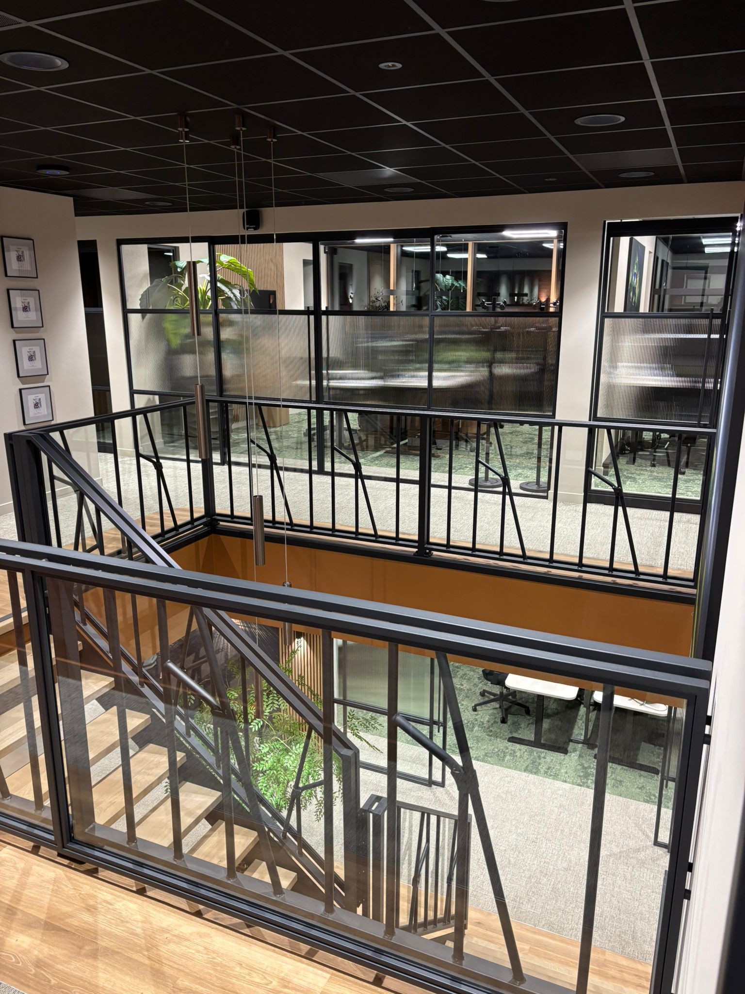 Trap met bordes en balustrade in veevoerhek-stijl