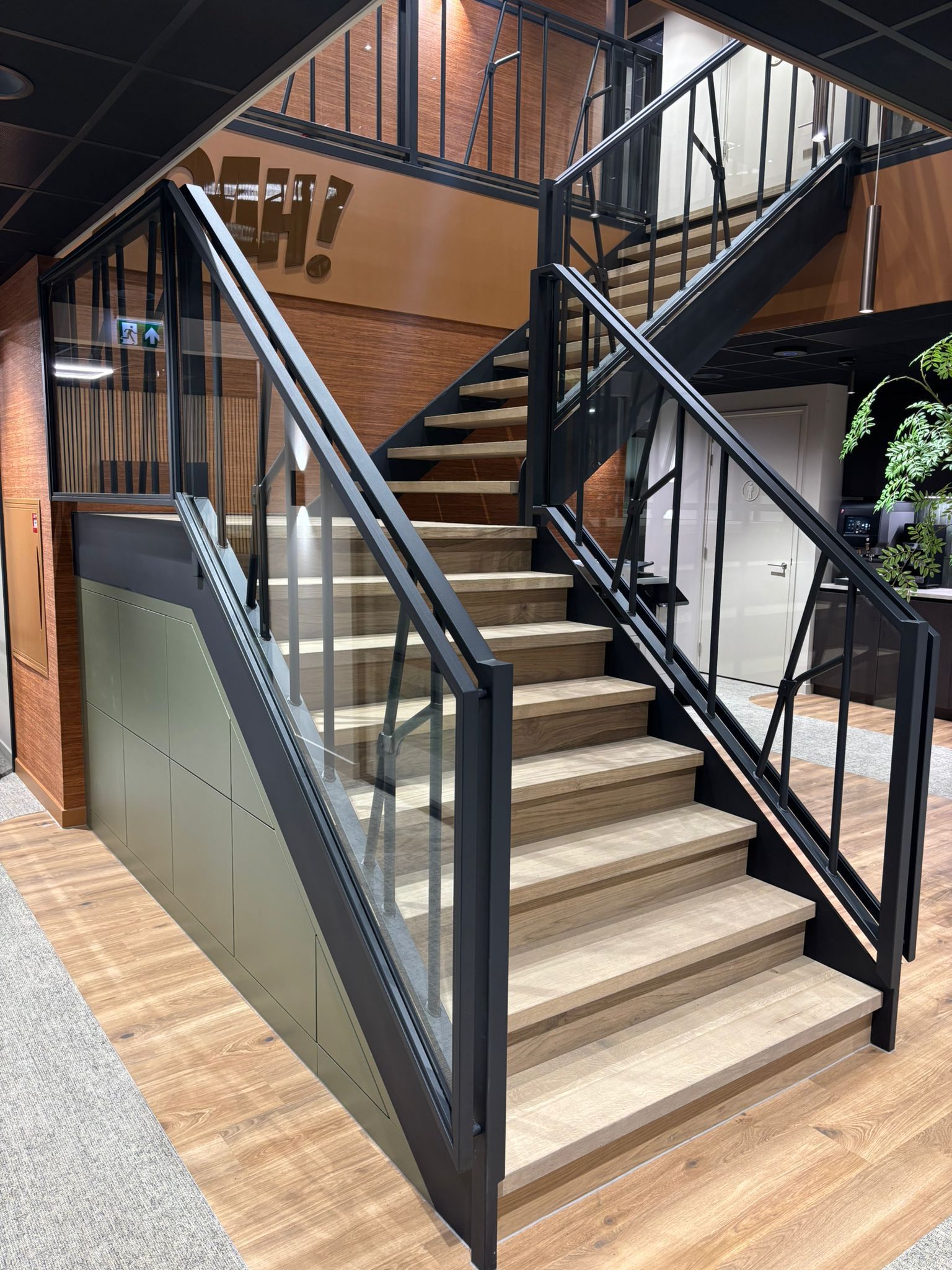 Trap met bordes en balustrade in veevoerhek-stijl