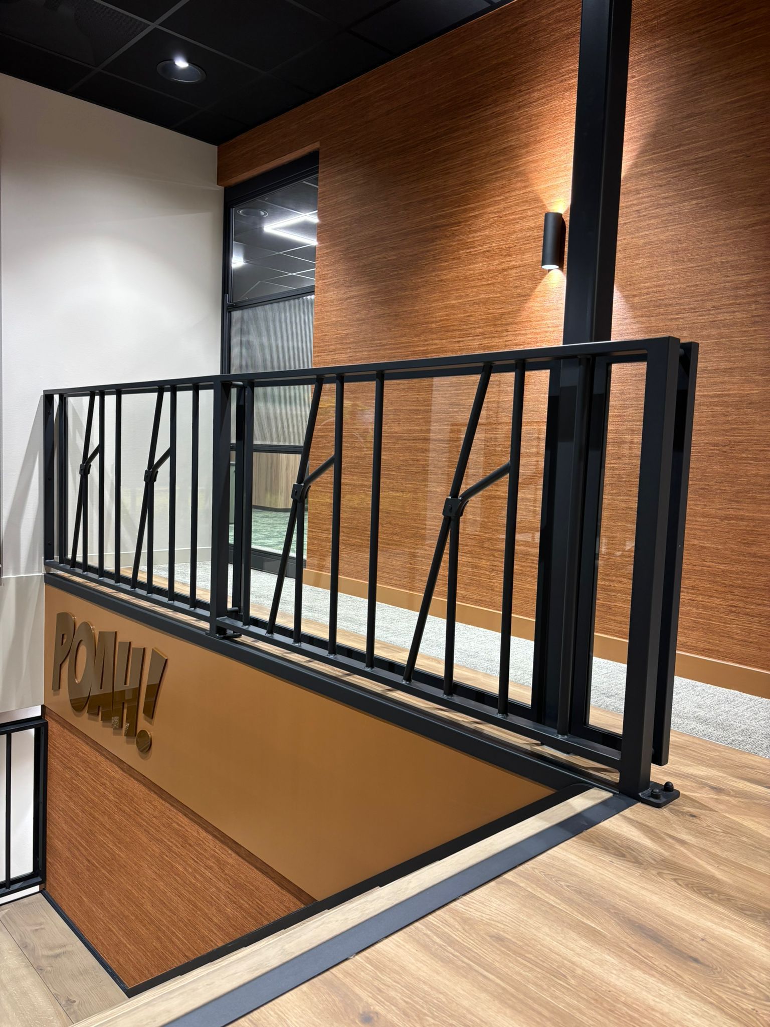 Trap met bordes en balustrade in veevoerhek-stijl