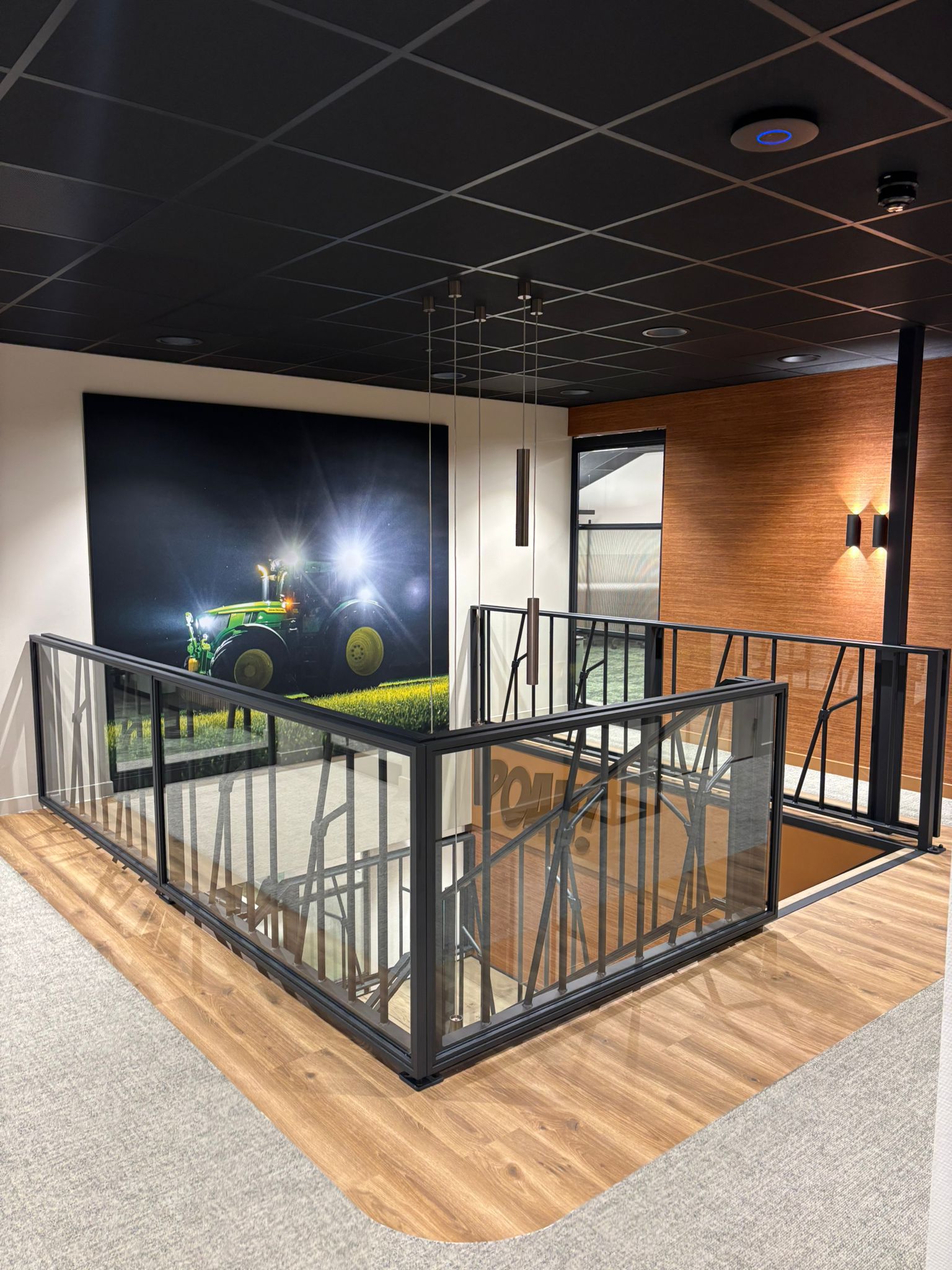 Trap met bordes en balustrade in veevoerhek-stijl